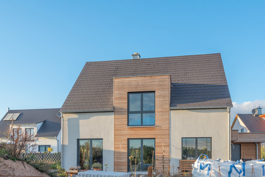 Modernes Wohnhaus mit Flachdach-Erker