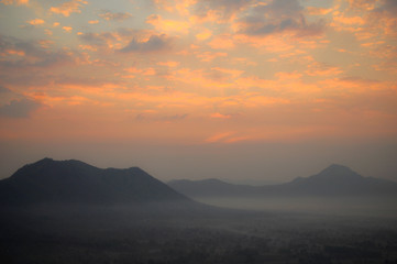 Obraz premium Wschód słońca w Phu-Tok