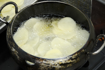 じゃがいもスライスを揚げる