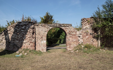 Mauer mit Torbogen