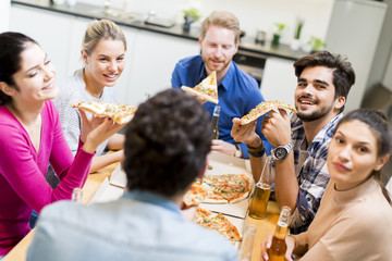 Friends eating pizza