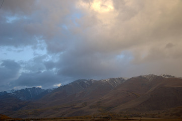 Снежные вершины в облаках