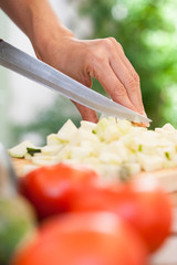 préparation de courgettes coupées en morceaux