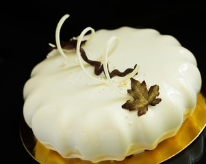 Modern cake covered with chocolate glyassazhem.