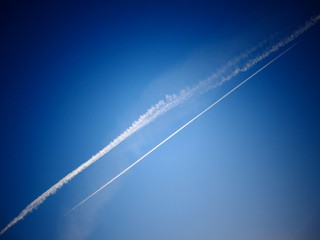 Fototapeta na wymiar Kondensstreifen am blauen Himmel