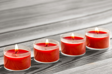 Vier Kerzen auf Holz