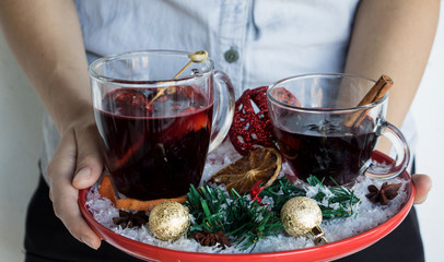 Tablett mit Glühwein  