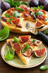 Pizza with figs, prosciutto and mozzarella