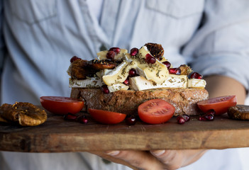 Belegtes Brot mit Weichkäse und getrockneten Feigen 