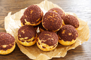Chocolate profiteroles with krokantom.