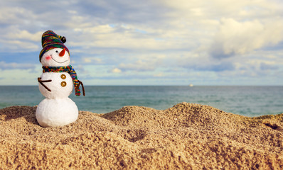 Smiling snowman on the sea beach - 126845132