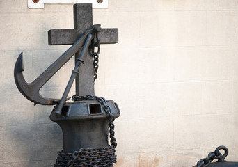 Cross and anchor on a tomb © artshotphoto
