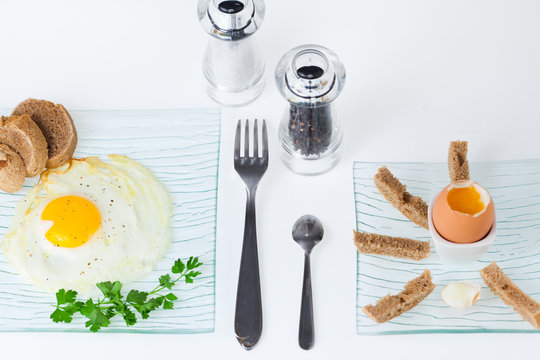 oeuf au plat et oeuf &agrave; la coque dans des assiettes