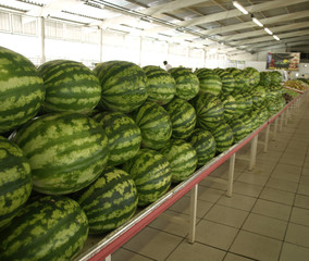Muchas sandias en la feria