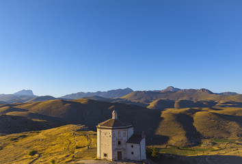 Preghiera al tramonto sulle cime dei Sibillini