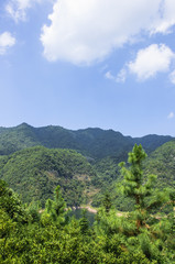 Naklejka premium The mountains scenery with blue sky