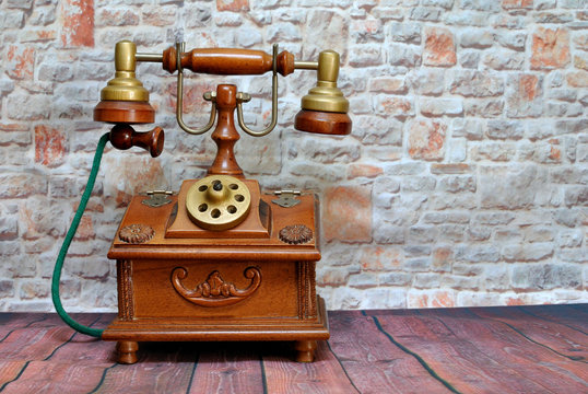 Antico telefono di legno