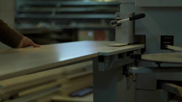 furniture production wizard makes the processing of the edge of the bar