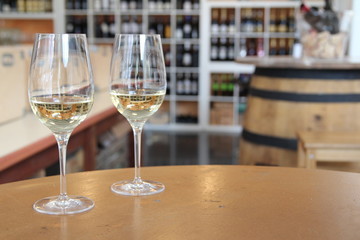 Dos copas de vino blanco