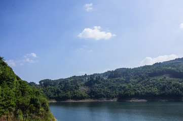 Obraz na płótnie Canvas The lake and mountains scenery with blue sky