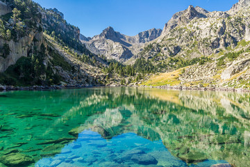Fototapeta na wymiar The green water of Lake Monestero