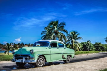 HDR - amerikanischer Chevrolet Oldtimer parkt vor dem Strand in Varadero Kuba-  Serie Kuba 2016 Reportage