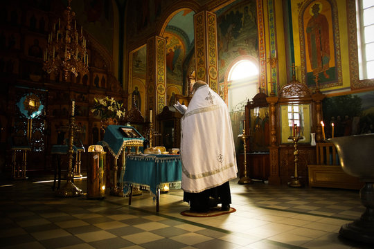 Священник читает молитву 