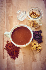 Cioccolata calda in tazza bianca su tavolo in legno 