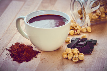 Cioccolata calda in tazza bianca su tavolo in legno 