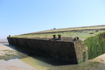 Bunker de la 2nde guerre mondiale  sur une plage Normande