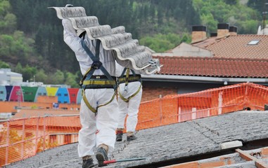 Trabajadores de amianto retiran tejado de fibrocemento en Mondragon (Guipuzcoa)