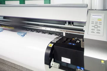Tapeten Werbetechnik / Digitaldrucker druckt auf Klebefolie / Werbung © ghazii