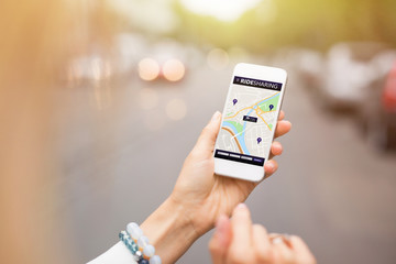 Ride sharing app on mobile phone - obrazy, fototapety, plakaty