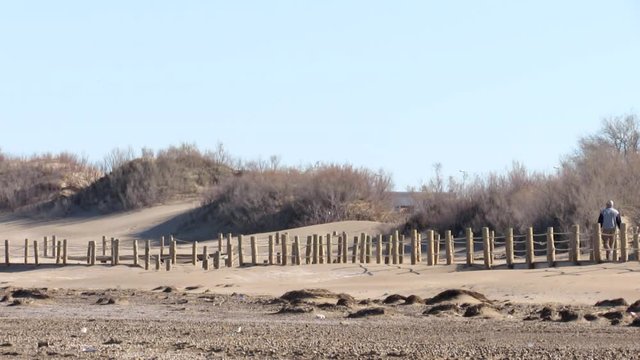 Pareja paseando por una pasarela en la playa / Couple walking on a catwalk on the beach