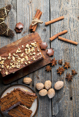 Pyszne ciasto piernikowe na drewnianym tle