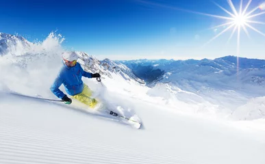 Foto auf Acrylglas Wintersport Skifahrer auf der Piste, die bergab läuft