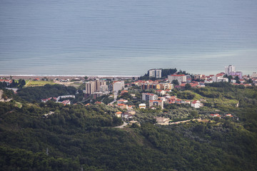 Fototapeta na wymiar Черногория. Вид с горы на город Будва и море.