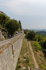 la mer Méditerranée vue de la courtine de Saint-Paul de Vence dans les Alpes-Maritimes, France