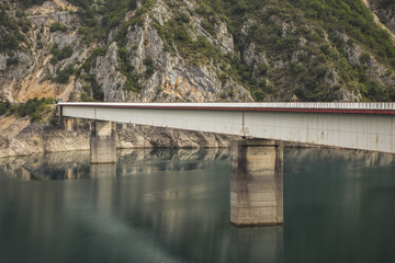 Бетонный мост через каньон в Черногории с одной горы на другую.