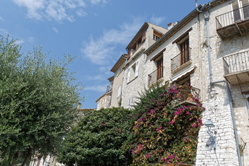 Fototapeta na wymiar habitations traditionnelles en pierre,fleuries dans le village de Saint-Paul de Vence, Alpes-Maritimes, France