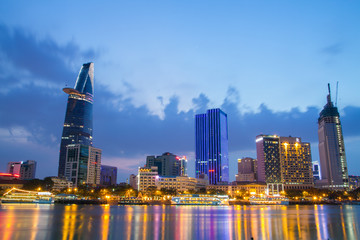 Obraz premium Night view of Downtown center of Ho Chi Minh city on Saigon riverbank in twilight, Vietnam. 