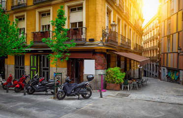 Naklejka premium Stara ulica w Madrycie. Hiszpania