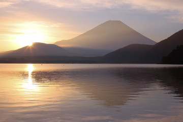 Obraz na płótnie Canvas 本栖湖と富士山