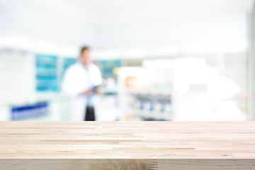 Comptoir en bois vide sur fond de pharmacie flou