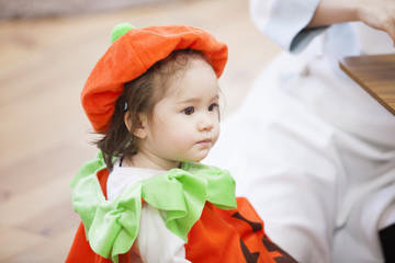 ハロウィンのコスチュームを着た女の子