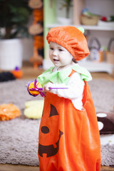 ハロウィンの飾りつけをした部屋の女の子