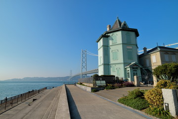 Obraz premium 神戸舞子公園 孫文記念館と明石海峡大橋