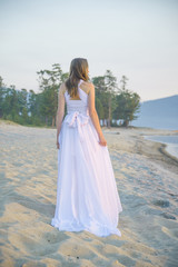 Fototapeta na wymiar Beautiful girl walking on the beach.