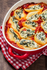 Stuffed pasta shells with spinach ricotta