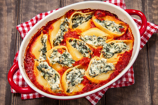 Stuffed pasta shells with spinach ricotta